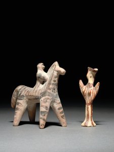 Griechisches Pferd und Reiter, ca. 6. Jahrhundert v. Chr., und mykenische Psi-Figur, ca. 13. Jahrhundert v. Chr.