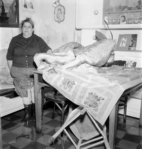 Hochwasser in Venedig (acqua alta oder Überschwemmungen): eine Bewohnerin in ihrem Haus. 1962 Venedig von Unbekannt