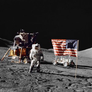 Harrison H Schmitt auf der Mondoberfläche während der Apollo 17 Landemission von Unbekannt