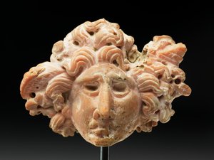 Kopf der Medusa, aus Baktrien oder Gandhara, 2. bis 1. Jahrhundert v. Chr. von Unbekannt