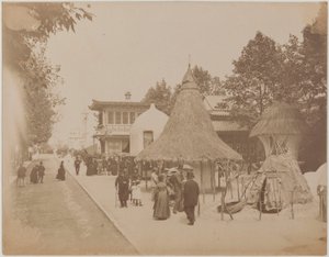 Hütten der zentralafrikanischen Eingeborenen, Weltausstellung, Champ de Mars, Paris von Unbekannter Künstler
