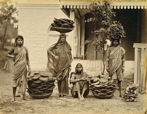 Indische Bäuerinnen mit Körben voller Dungkuchen (zum Heizen) und Brennholz (zum Kochen) von Unbekannt