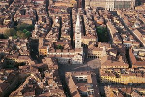 Italien, Emilia Romagna, Modena, Luftaufnahme der Stadt mit Kathedrale