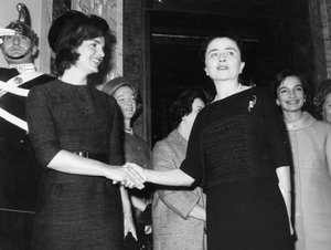 Jacqueline Kennedy mit Carla Gronchi. Rom. 1962.