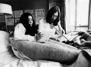 John Lennon und Yoko Ono im Hilton Hotel in Amsterdam, 25. März 1969 (s/w Foto)