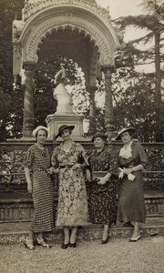 Damen posieren unter dem Denkmal für Indianer im Parco delle Cascine in Florenz