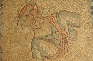 Libyen, römisches Mosaik eines alten Mannes mit Bart und Kranz