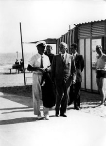 Mostra del Cinema 1930er Jahre: der Duce Benito Mussolini am Lido mit Graf Giuseppe Volpi di Misurata Venedig