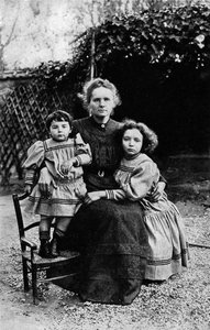 Marie Curie mit ihren Töchtern Irene und Eve von Unbekannter Künstler