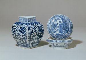 Ming blau-weiße quadratische Balustervase und runde Dose, Chia Ching Periode (1522-66) von Unbekannt