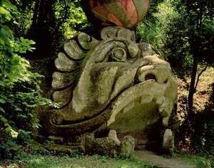 Mund einer fantastischen Höhle in Form eines Monsterkopfes, aus den Parco dei Mostri (Monsterpark) Gärten, angelegt zwischen 1550-63 vom Herzog von Orsini, nach Entwürfen von Giacomo Barozzi da Vignola