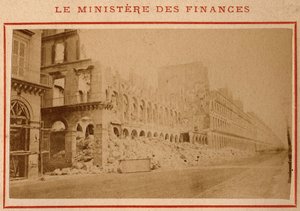 Gemeinde von Paris (1871): Ansicht des Finanzministeriums in Trümmern in Paris im Mai 1871