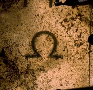 Omega-Symbol auf der Augustus-Sonnenuhr (Foto)