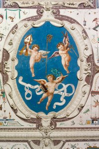 Oval, das drei Putti darstellt (1560), (Detail) der Decke der Halle der Grotesken, Della Manta Schloss, Manta (Cuneo), Piemont, Italien