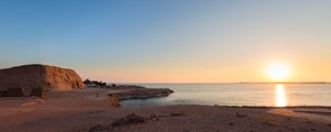 Panoramablick auf den kleinen Tempel von Nefertari, Abu Simbel, Ägypten