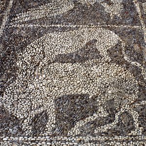 Panther greift einen Stier an (Steinmosaik) von Unbekannt