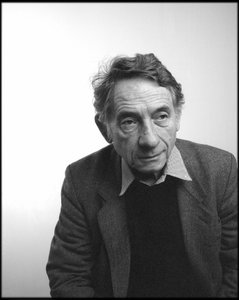 Fotograf Mario Dondero im Leemage Studio im Jahr 2004. von Unbekannt