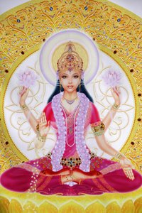 Bild von Lakshmi, Göttin des Reichtums und Gemahlin von Lord Vishnu, sitzend und Lotusblumen haltend von Unbekannt