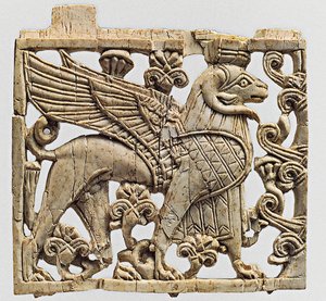 Plakette, die einen widderköpfigen Sphinx darstellt, Nimrud, Mesopotamien, 9.-8. Jahrhundert v. Chr.