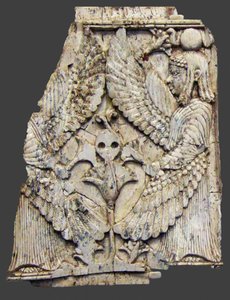 Plakette mit Darstellung geflügelter Kreaturen, Nimrud, Mesopotamien, 8.-7. Jahrhundert v. Chr.