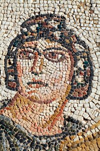 Porträt von Ambrosia - Symbol der Götterspeise und Unsterblichkeit - Detail des Panels, das das erste Bad des Achilles darstellt - Paphos-Mosaiken, Villa des Theseus, 5. Jahrhundert n. Chr. - Zypern von Unbekannt