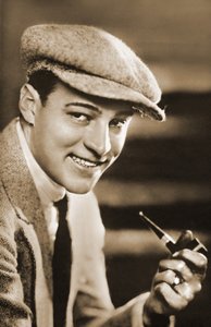 Porträt von Rudolph Valentino (1895 – 1926) (s/w Foto) von Unbekannter Künstler