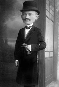 Porträt eines sehr eleganten Mannes mit einem riesigen Kopf, er trägt einen Melonenhut, einen Stock, eine Fliege und einen schwarzen Mantel (Fotomontage, 1910er Jahre)