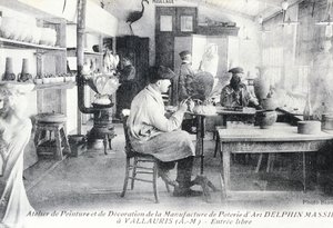 Postkarte, die Handwerker bei der Herstellung von Delphin Massier Kunstkeramik in Vallauris zeigt