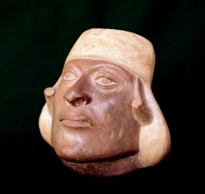 Präkolumbianische Kunst, Mochica-Zivilisation: Terrakotta-Vase, die einen Männerkopf darstellt - 200 v. Chr.-700 n. Chr. - Lima, Nationalmuseum für Anthropologie und Archäologie, Peru