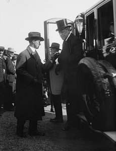Präsident Woodrow Wilson steigt aus einem Auto. Washington, DC, circa 1918.