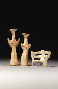 Psi-Typ weibliches Idol, Tau-Typ weibliches Idol und Modell eines Throns, 1400-1200 v. Chr.