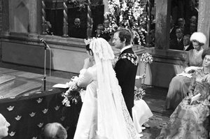 Königin Silvia und König Carl XVI. Gustaf während der Hochzeitszeremonie in der Storkyrkan in Stockholm