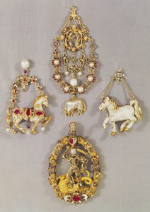 Renaissance-Schmuck von LtoR und TtoB: Abzeichen des Ordens des Vlieses und Verkündigung, Ende 16. Jahrhundert; Anhänger in Form eines Hengstes, Ende 16. Jahrhundert; Spanischer Anhänger in Form eines Pferdes, Ende 16. Jahrhundert