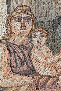 Darstellung des neugeborenen Achilles mit seiner Amme Anatrophe - (Detail) - Paphos-Mosaiken, Villa des Theseus, 5. Jahrhundert n. Chr. - Zypern