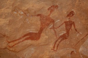 Felskunst, Vorgeschichte: Detail einer Felsmalerei von zwei Figuren in einem verzierten Schutzraum im Uweinat-Massiv, Ägypten. (Zeitraum von 8000 bis 3000 v. Chr.). Fotografie von Unbekannt