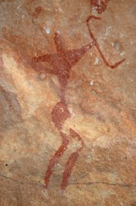 Felskunst, Vorgeschichte: Malerei einer Figur (Bogenschütze) in einem verzierten Schutzraum im Uweinat-Massiv, Sudan (Karkur-Talh oder Karkur Talh). Zeitraum von 8000 bis 3000 v. Chr. Fotografie von Unbekannt