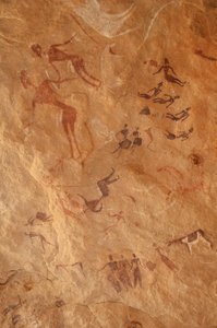 Felskunst, Vorgeschichte: Felsmalerei einer großen Gruppe von Figuren und Rindern in einem verzierten Schutzraum im Uweinat-Massiv, Ägypten. (Zeitraum von 8000 bis 3000 Jahre v. Chr.). Fotografie
