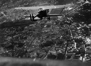 Rom (Italien), ca. 1930: Der italienische Luftfahrtminister Italo Balbo (1896-1940) fliegt während der Luftdemonstration zur Eröffnung des Salons du Tourisme über die Stadt - Rom, Italien, ca. 1930: Italiens Luftfahrtminister It