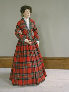 Royal Stewart Tartan Wollkleid mit gerafftem Seidenbesatz, ca. 1845-50 von Unbekannt