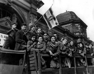 Zweiter Weltkrieg (1939-1945): Deutschland Anfang 1946: Teil der 450 jüdischen Kinder und Jugendlichen, die die Todeslager überlebten, um nach Marseille transportiert zu werden und Palästina zu erreichen.