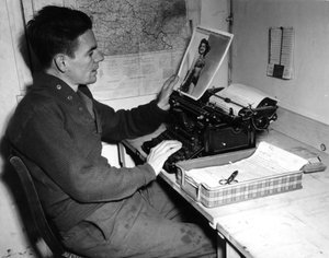 Zweiter Weltkrieg (1939-1945) - Zweiter Weltkrieg (WWII oder WW2): Mutzig (Elsass) Frankreich 1. Dezember 1944: Corporal Flanerty, Chronist der Beachead News (GI