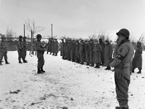 Zweiter Weltkrieg (1939-1945): In der Nähe von Bastogne (Belgien) 28. Dezember 1944: Von der 6. US-Panzerdivision gefangene deutsche Soldaten von Unbekannt