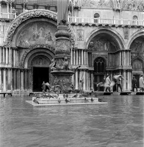 Markusplatz während der Überschwemmungen in Venedig (Phänomen der acqua alta) Hochwasser in Venedig - 1960er Jahre