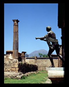 Statue von Apollo, aus dem Tempel des Apollo, mit dem Vesuv im Hintergrund