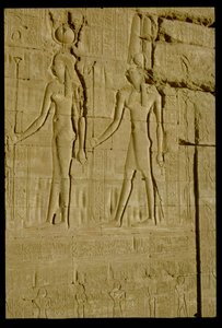 Versenktes Relief mit Darstellung von Hathor und Horus
