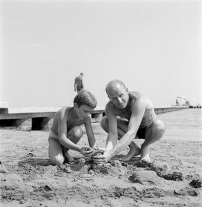 Der Regisseur Albert Lamorisse mit seinem Sohn, dem Schauspieler Pascal Lamorisse, am Strand von Venedig Lido - 1960
