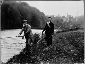 Der 8. Herzog von Devonshire beim Angeln am Blackwater mit Lismore Castle im Hintergrund, ca. 1889 von William M. Timlin