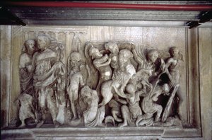 Die hintere Fassade, Detail der antiken Reliefdekoration (einige Stücke vom Ara Pacis des Augustus) zeigt eine Kampfszene (Stein)