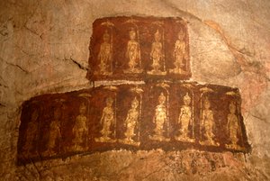 Theravada-Buddhismus; antikes Wandgemälde; stehender Buddha Shakyamuni; Mudra; Varada; Wunschgewährungs-Geste; Tham Pa Höhle; bei Nong Thang; Provinz Xieng Khouang; Laos; Südostasien; Asien von Unbekannter Künstler
