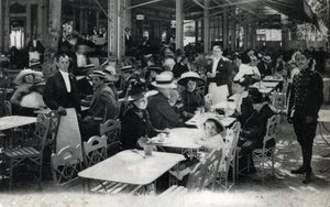 Thermal Tourismus: Blick auf ein Restaurant in Vichy und seine Kurgäste, Allier um 1905. von Unbekannter Künstler